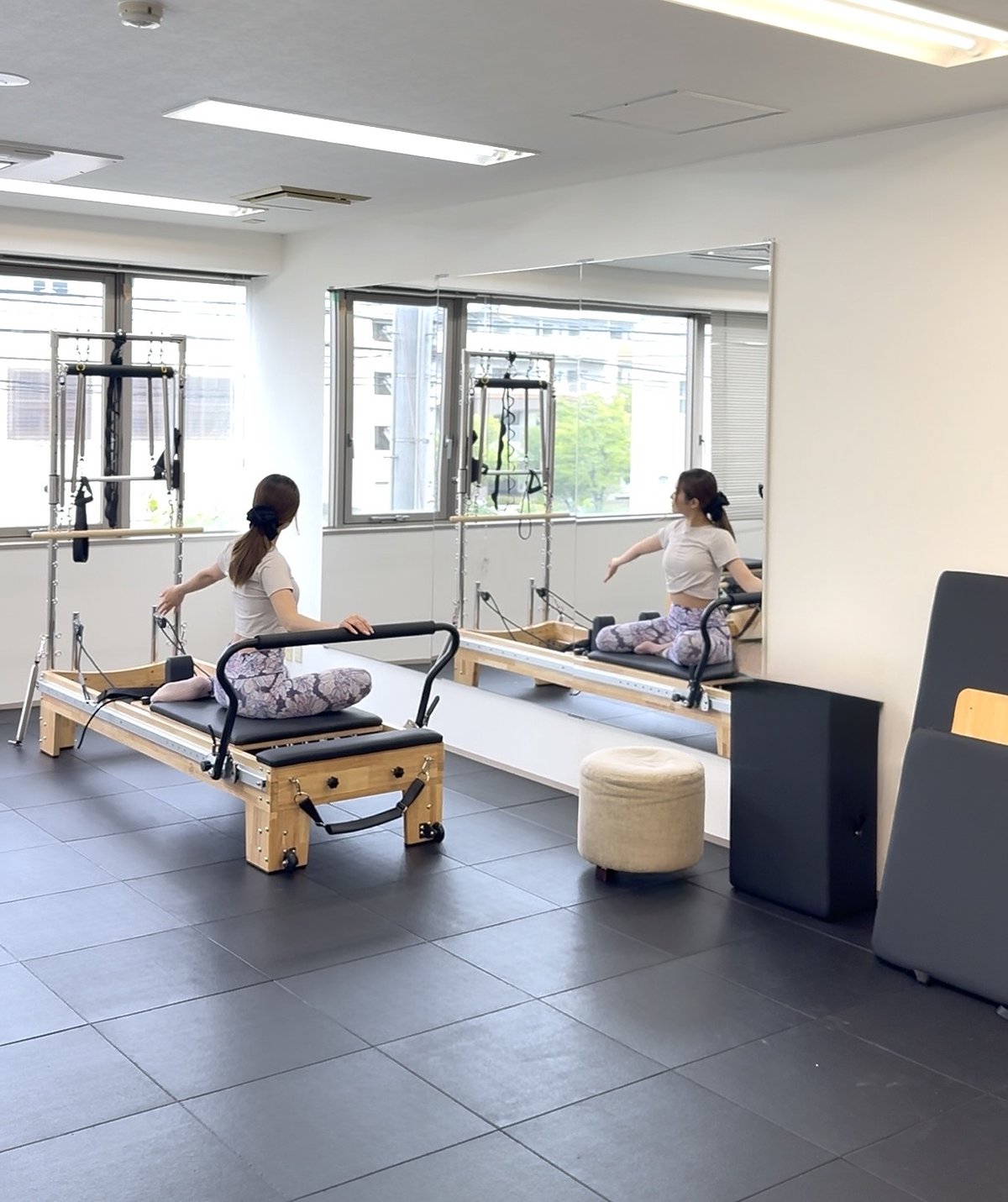 Studio NEXTEのスタジオ内観。タワーリフォーマーでのマシンピラティスの様子