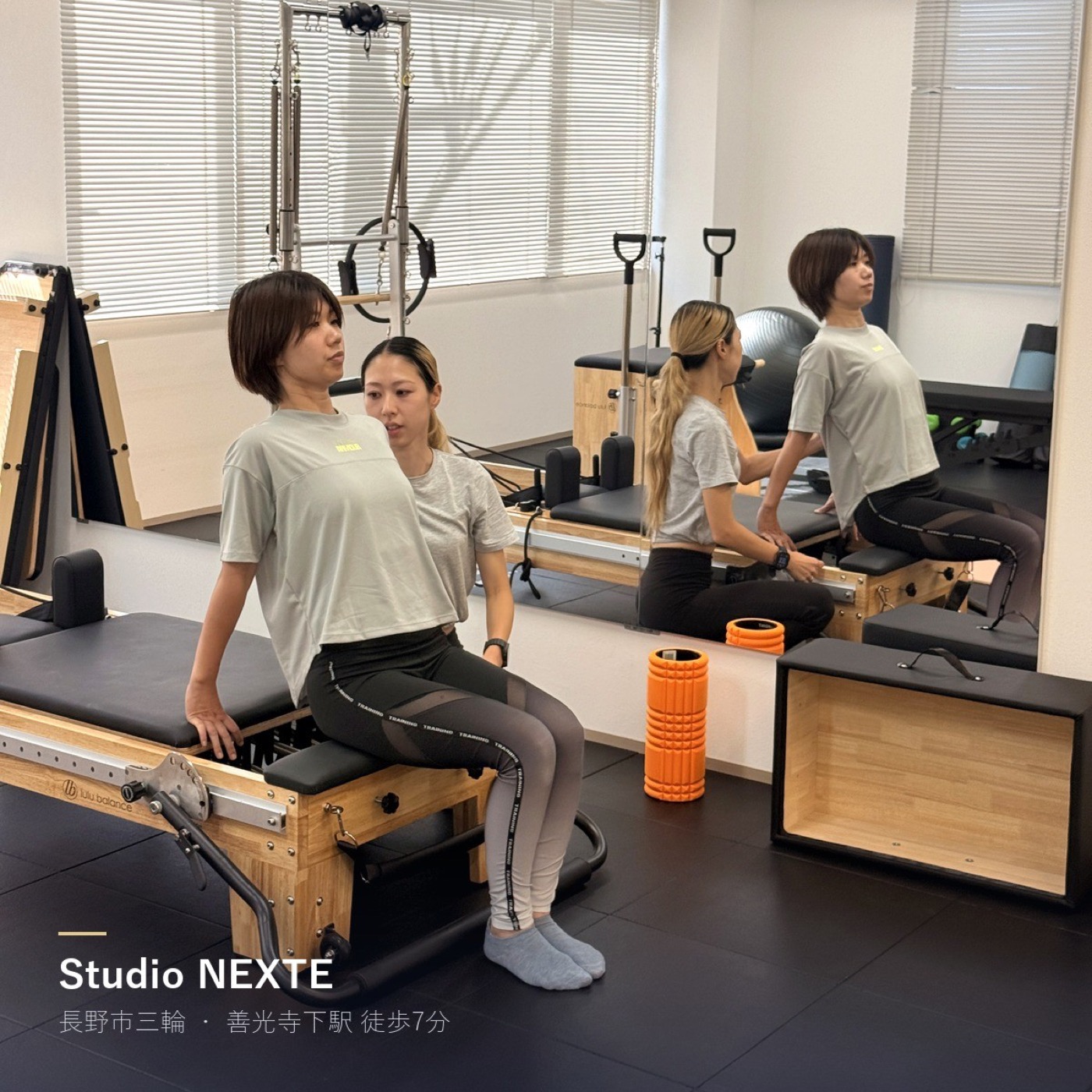 講師がリフォーマーでマンツーマン指導するレッスン風景（Studio NEXTE・長野市三輪）
