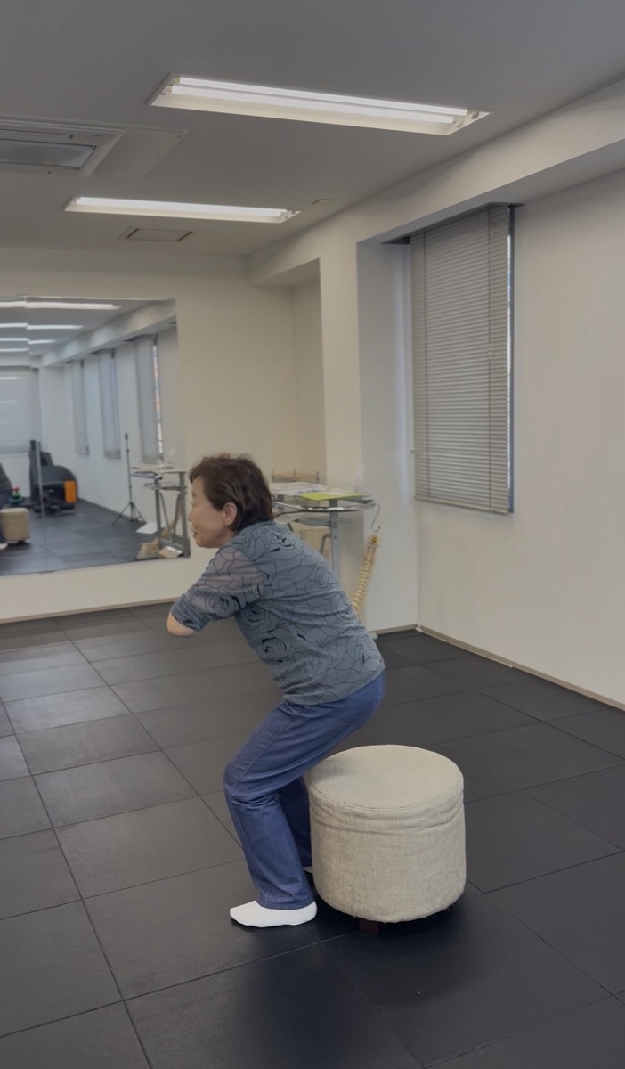 道具に頼らず自分の力で立ち座りするトレーニング